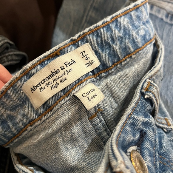 Abercrombie Curve Love 90s High Rise Relaxed Jeans- Size 27/4 - Picture 7 of 9
